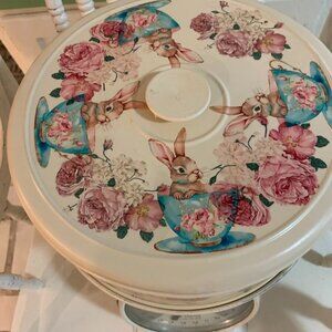 CAKE CARRIER*CAKE SAVER*KITCHEN STORAGE*RABBITS IN A TEA CUP AND COTTAGE ROSES*